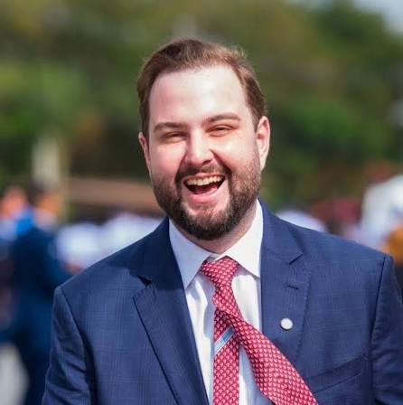 Bruno Santos sorrindo em evento ao ar livre
