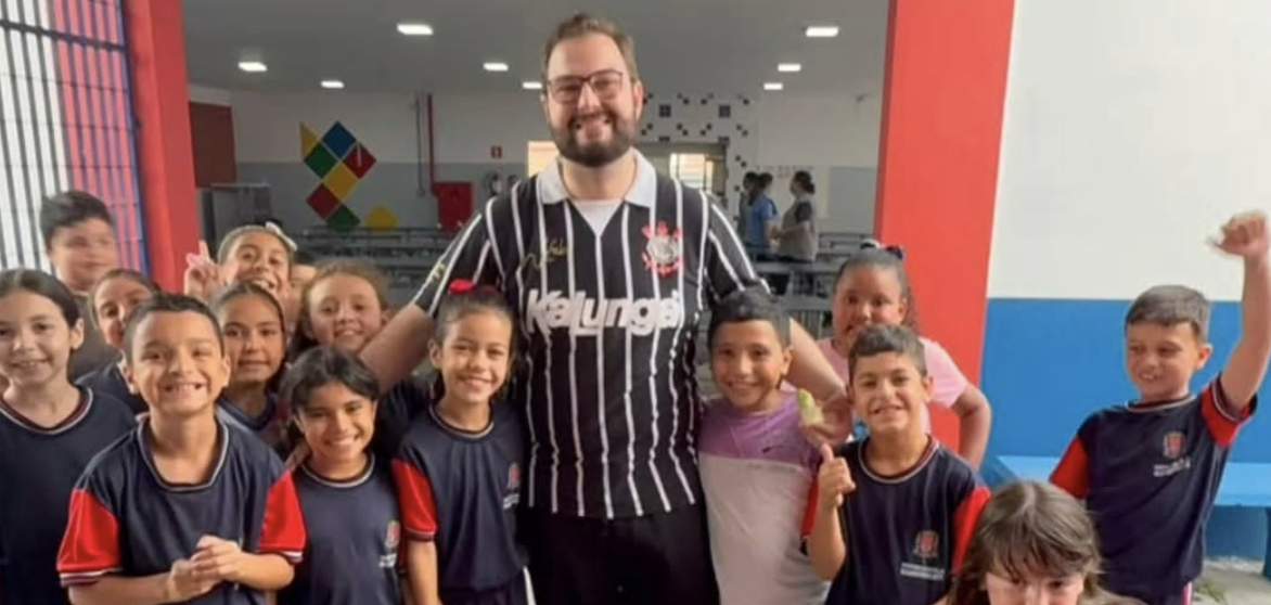 Bruno Santos com estudantes da rede municipal